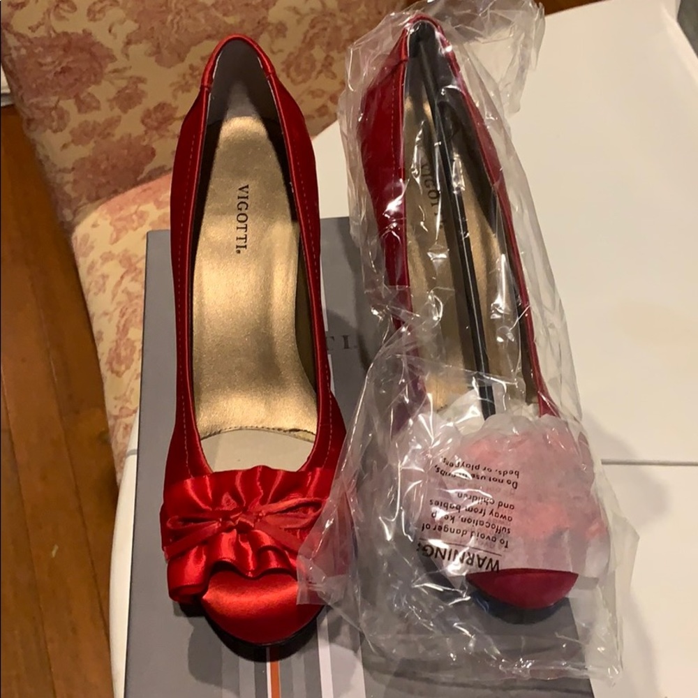 Red Satin pumps with ruffle bow